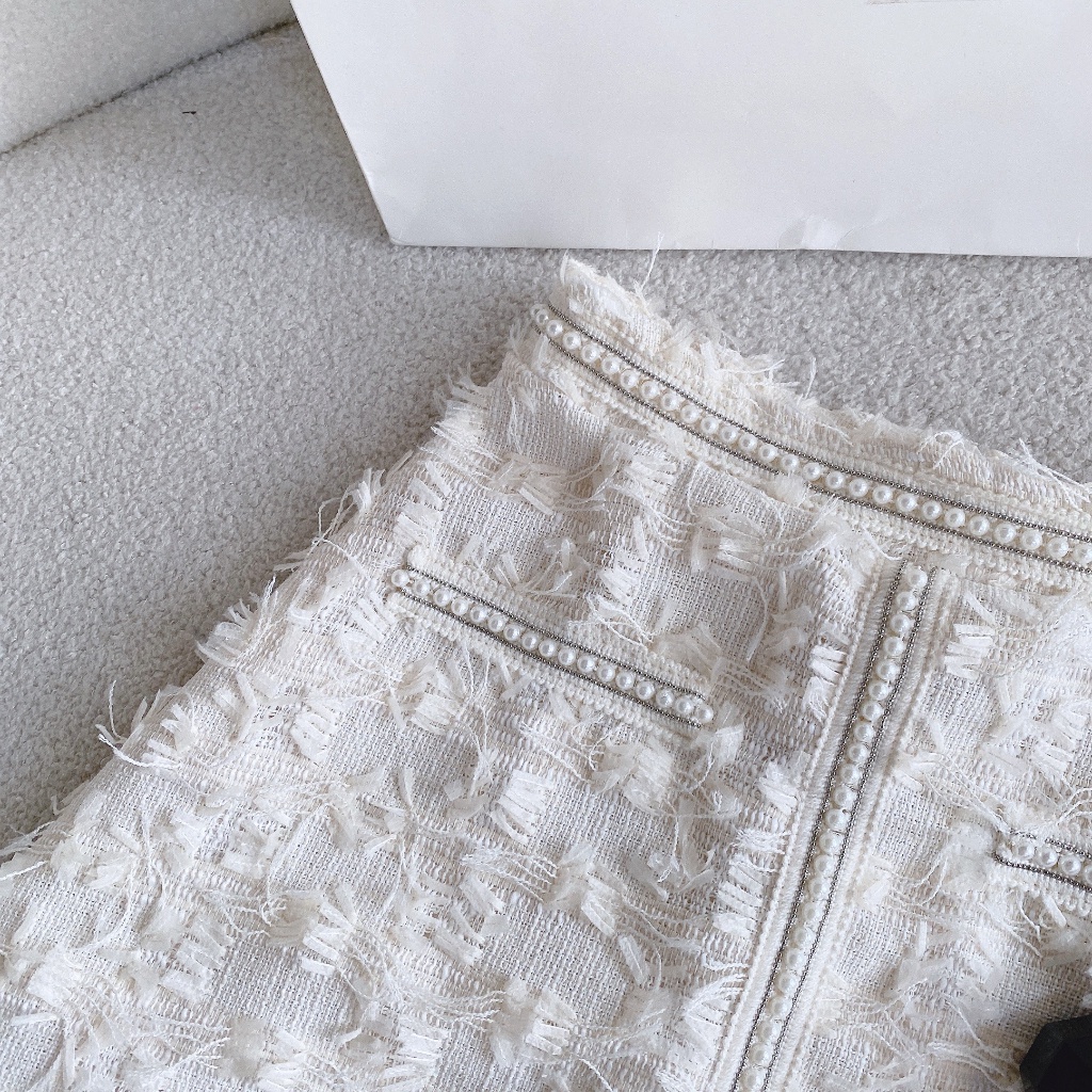 Set lông vũ: áo croptop tay phồng kem cổ vuông đánh bông xù + chân váy kem Rin Store - 192923