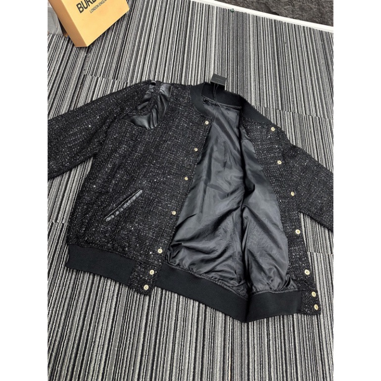 Áo khoác teddy bomber nam nữ vải dạ đính kim tuyến thêu sọc da đen hai vai bo ống 2 lớp dày dặn cao cấp hàng siêu đẹp.