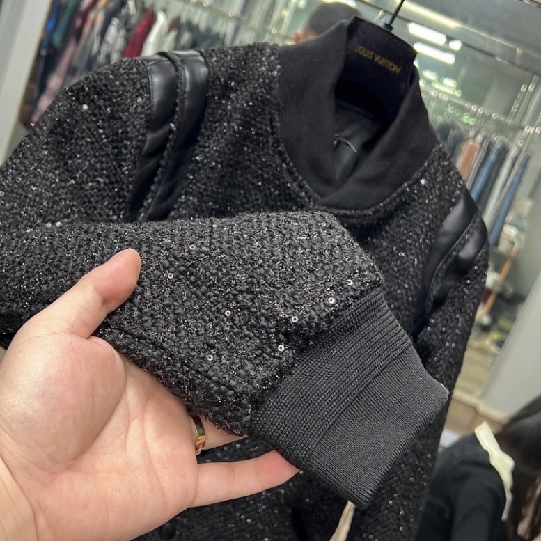 Áo khoác teddy bomber nam nữ vải dạ đính kim tuyến thêu sọc da đen hai vai bo ống 2 lớp dày dặn cao cấp hàng siêu đẹp.