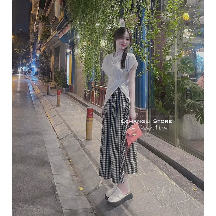 Set áo thun trắng tay dơi lệch tà + chân váy midi kẻ ô