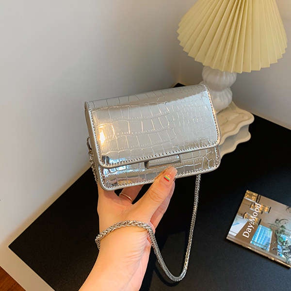 Túi Đeo Chéo mini Màu Bạc Phối Dây Xích Thời Trang Mùa Hè