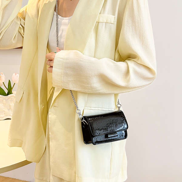 Túi Đeo Chéo mini Màu Bạc Phối Dây Xích Thời Trang Mùa Hè