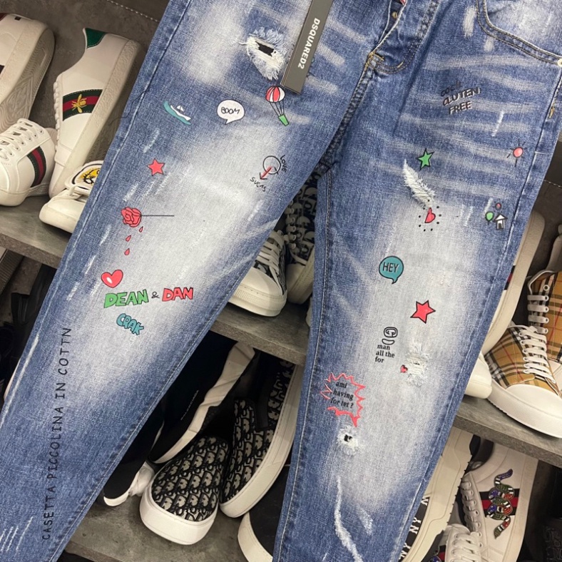 Quần jean bò nam Dsq2 slimfit wash xann bạc in hoạ tiết sticker hoa sao chữ thêu lá phong túi sau QJ305P
