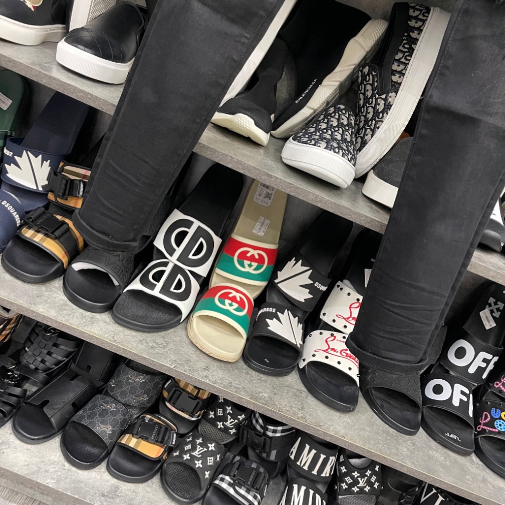 Quần jean skinny Amiri nam likeauth wash đen mài thêu chữ đùi phối rách xù vá da đen mix túi sau da JSC12P