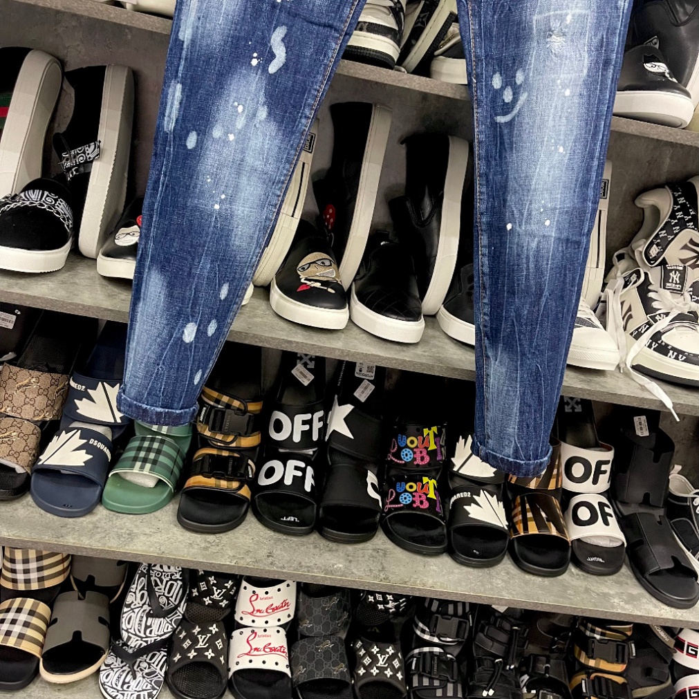 Quần jean bò nam Dsq2 biker slimfit xanh bạc thêu khoá zip viền nắp túi phối dập nhăn 3D 4 cúc cài QJ328P