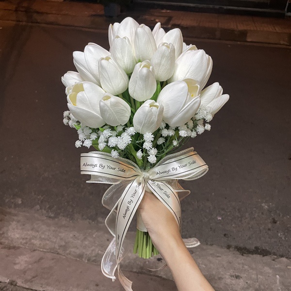 Hoa cầm tay cô dâu ngày cưới tulip trắng mix baby mẫu mới t10-2023
