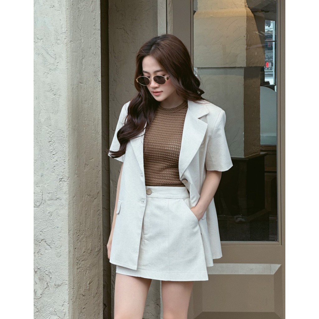 Set 3 món vest kem nâu: áo khoác vest tay ngắn kem + áo sát nách nâu lưới + quần short kem Venus Closet - 290923