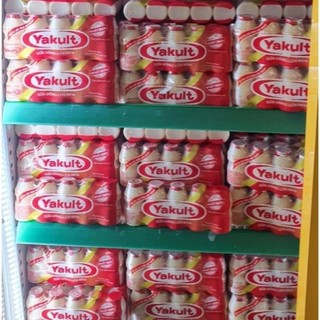 Lốc 5 chai sữa uống lên men yakult.