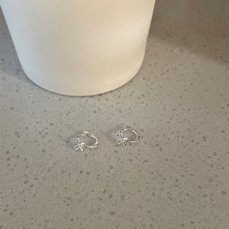 𝐯𝐞𝐥𝐯𝐞𝐭𝐩𝐢𝐧𝐤.𝐚𝐜𝐜🇰🇷 | Khuyên tai tròn hình chiếc nơ xinh xắn