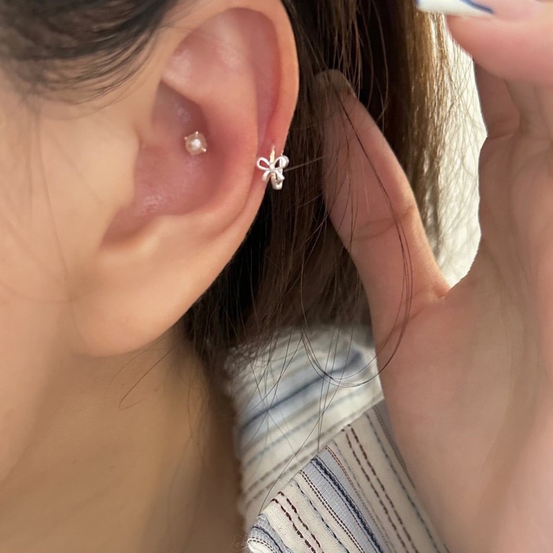 𝐯𝐞𝐥𝐯𝐞𝐭𝐩𝐢𝐧𝐤.𝐚𝐜𝐜🇰🇷 | Khuyên tai tròn hình chiếc nơ xinh xắn