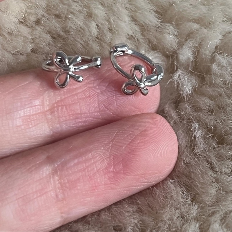 𝐯𝐞𝐥𝐯𝐞𝐭𝐩𝐢𝐧𝐤.𝐚𝐜𝐜🇰🇷 | Khuyên tai tròn hình chiếc nơ xinh xắn