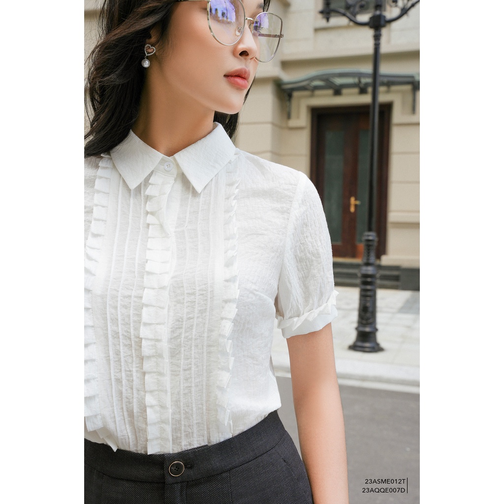 Áo sơ mi trắng nữ tay ngắn, phối bèo nhún Eva de Eva 23ASME012T