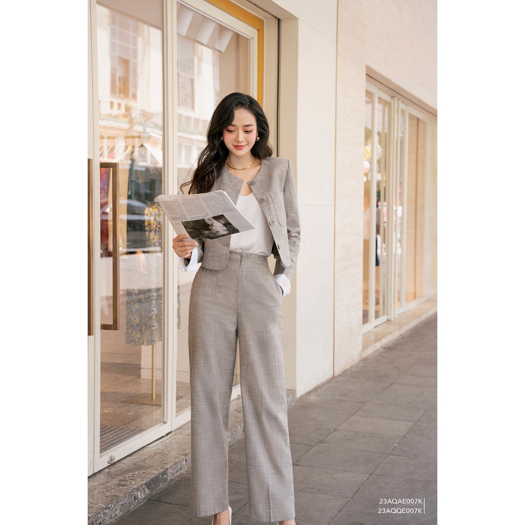 Áo blazer nữ tay dài, cổ tròn dáng ngắn Eva de Eva 23AQAE007K