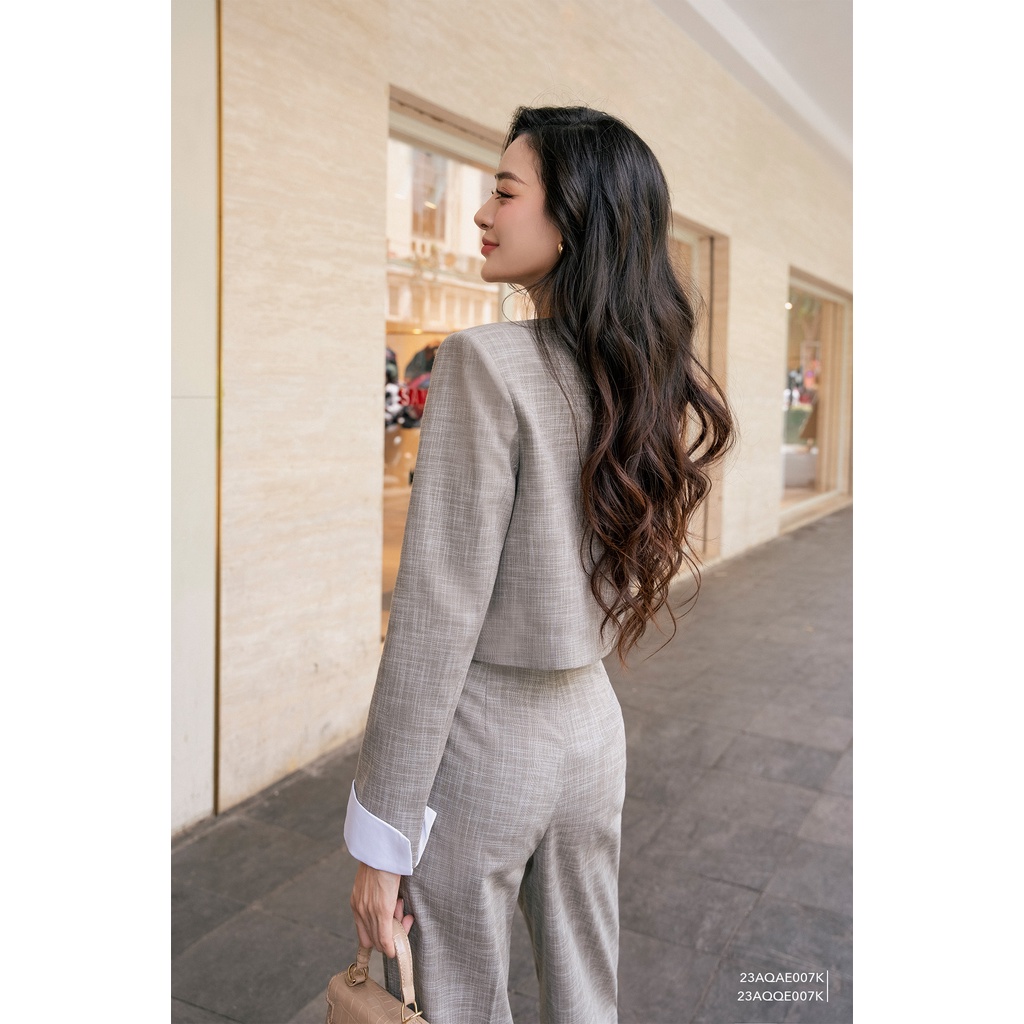 Áo blazer nữ tay dài, cổ tròn dáng ngắn Eva de Eva 23AQAE007K