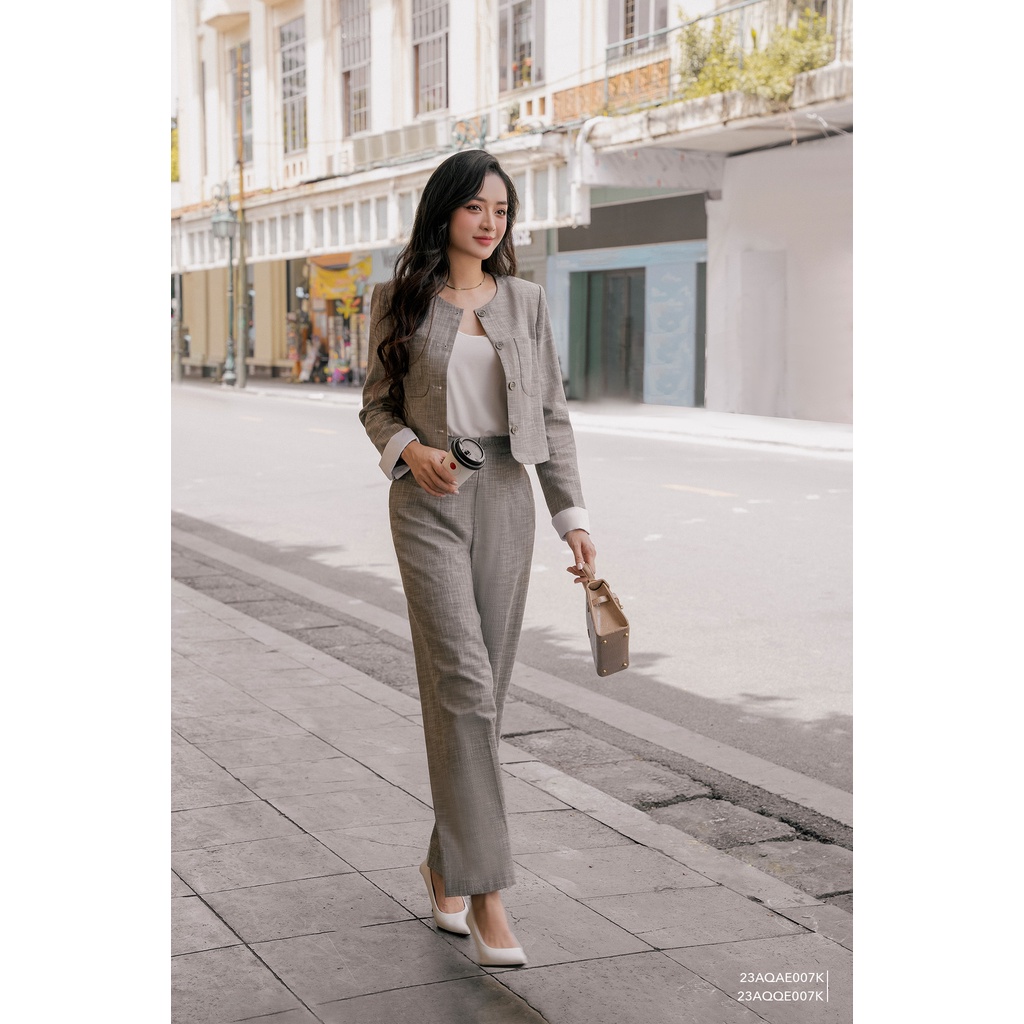 Áo blazer nữ tay dài, cổ tròn dáng ngắn Eva de Eva 23AQAE007K