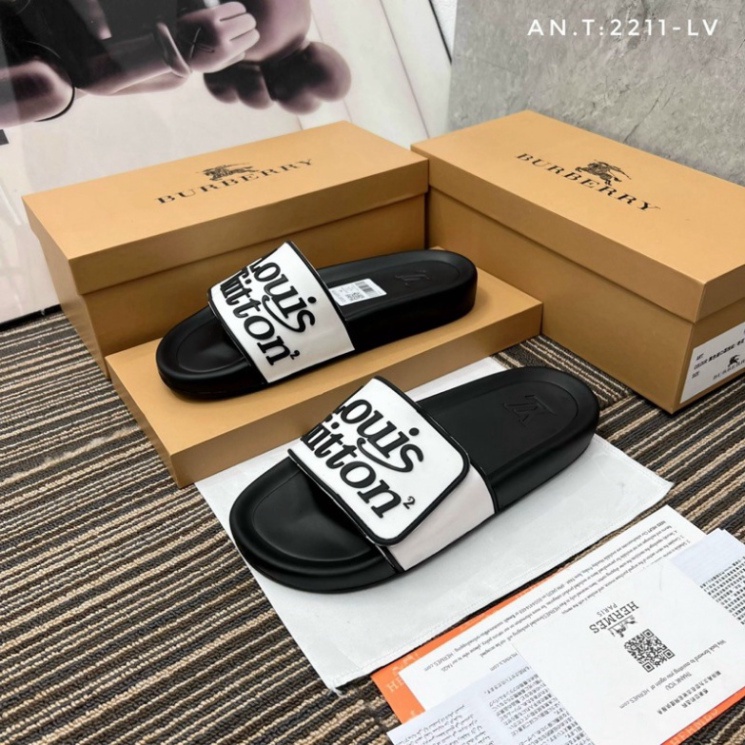 Dép lv quai dán in chữ sắc nét,đế cao su dày dặn êm ái phong cách trẻ trung.