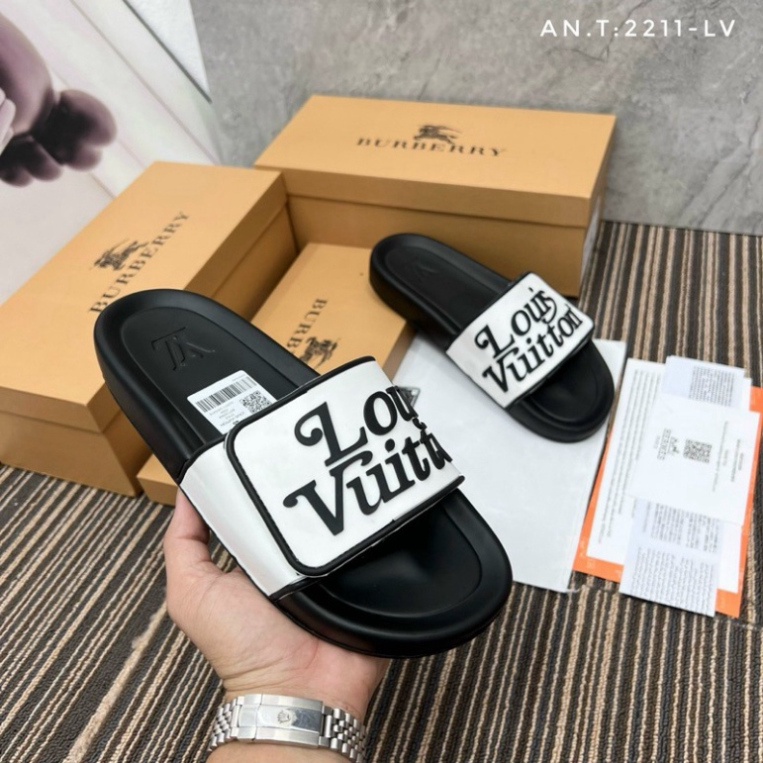 Dép lv quai dán in chữ sắc nét,đế cao su dày dặn êm ái phong cách trẻ trung.