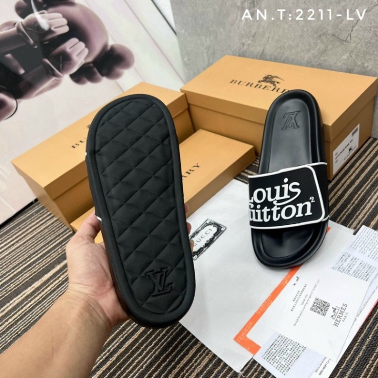 Dép lv quai dán in chữ sắc nét,đế cao su dày dặn êm ái phong cách trẻ trung.