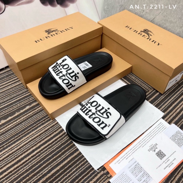 Dép lv quai dán in chữ sắc nét,đế cao su dày dặn êm ái phong cách trẻ trung.