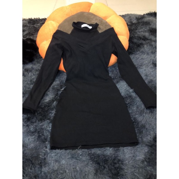 Váy body trễ vai cổ chocker