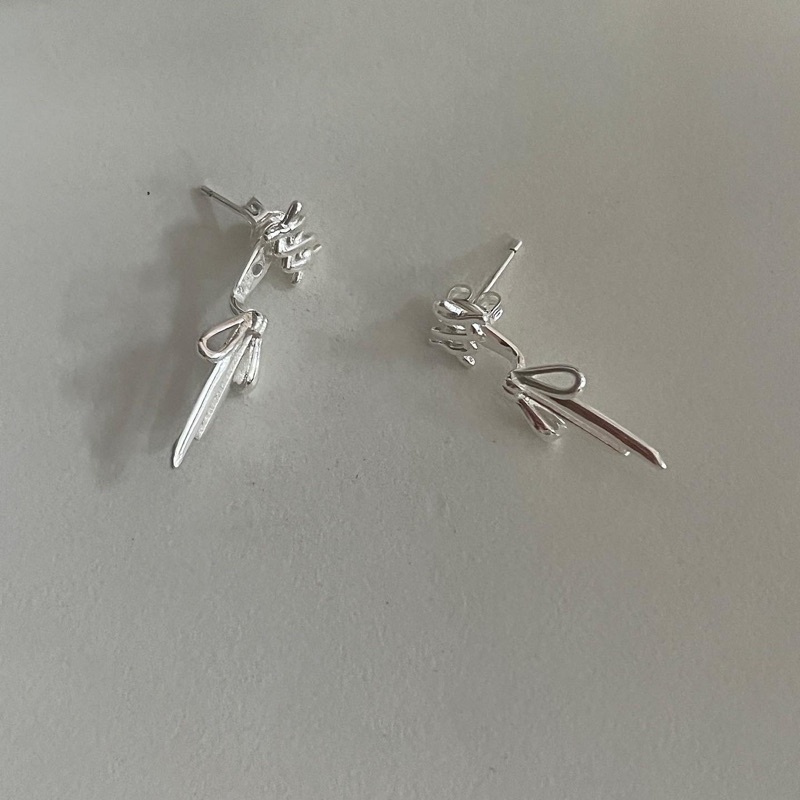 𝐯𝐞𝐥𝐯𝐞𝐭𝐩𝐢𝐧𝐤.𝐚𝐜𝐜🇰🇷 | Đôi bông tai hình dây ruy băng nơ