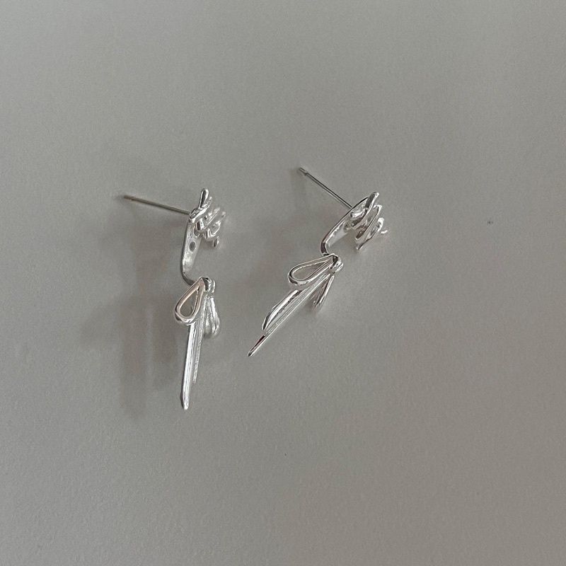 𝐯𝐞𝐥𝐯𝐞𝐭𝐩𝐢𝐧𝐤.𝐚𝐜𝐜🇰🇷 | Đôi bông tai hình dây ruy băng nơ