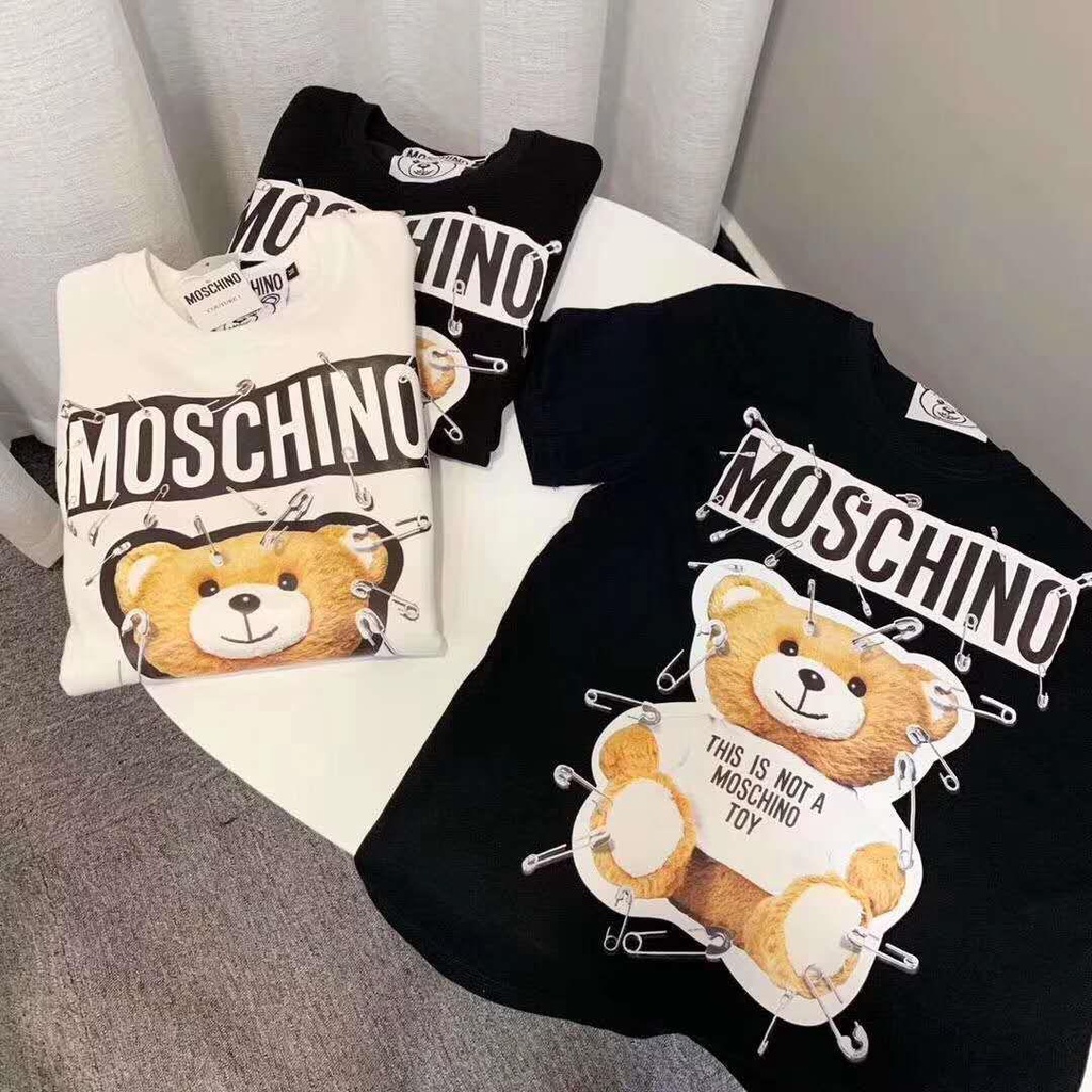 Moschino 2026 xuân hè phong cách mới pin áo thun ngắn tay cặp đôi in cổ tròn
