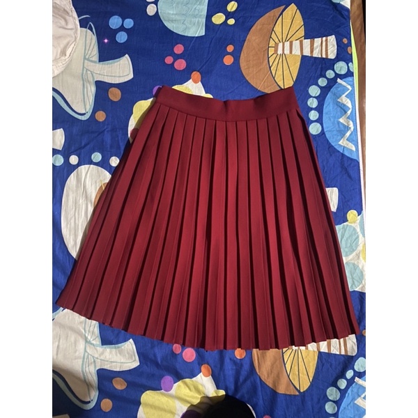 Chân váy màu đỏ đô sai s