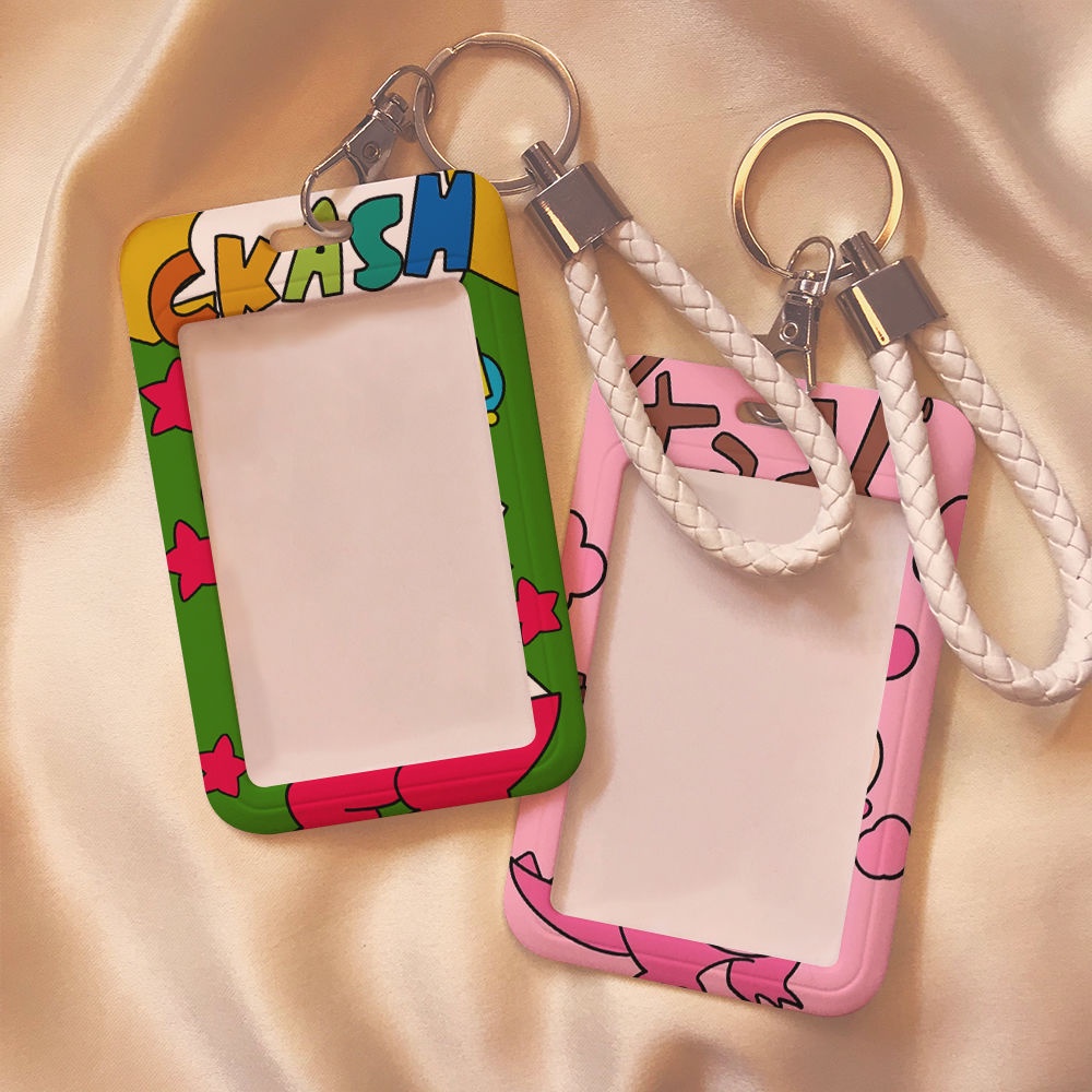 Dây Đeo Thẻ Móc Khóa Đựng Ảnh Card Holder Nhựa Cứng In Hình Loopy Shin Bút Chì
