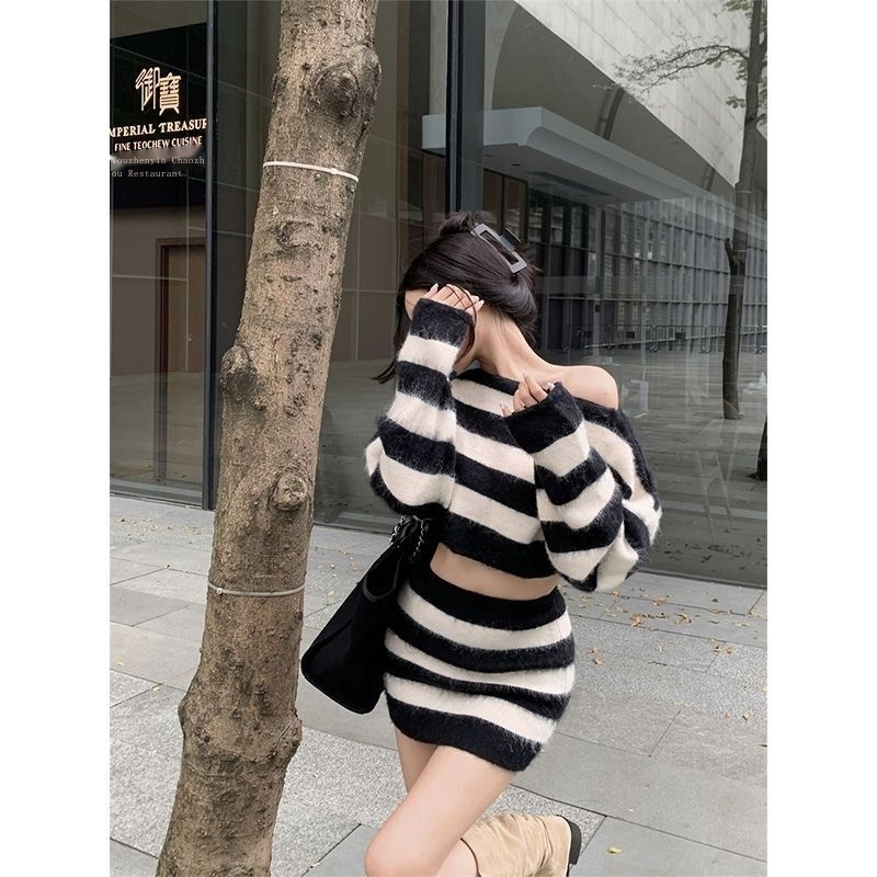 Uiowoo Bộ Áo sweater Dệt Kim Tay Dài Phối Chân Váy Kẻ Sọc Phong Cách Phương Tây Thời Trang Thu Đông
