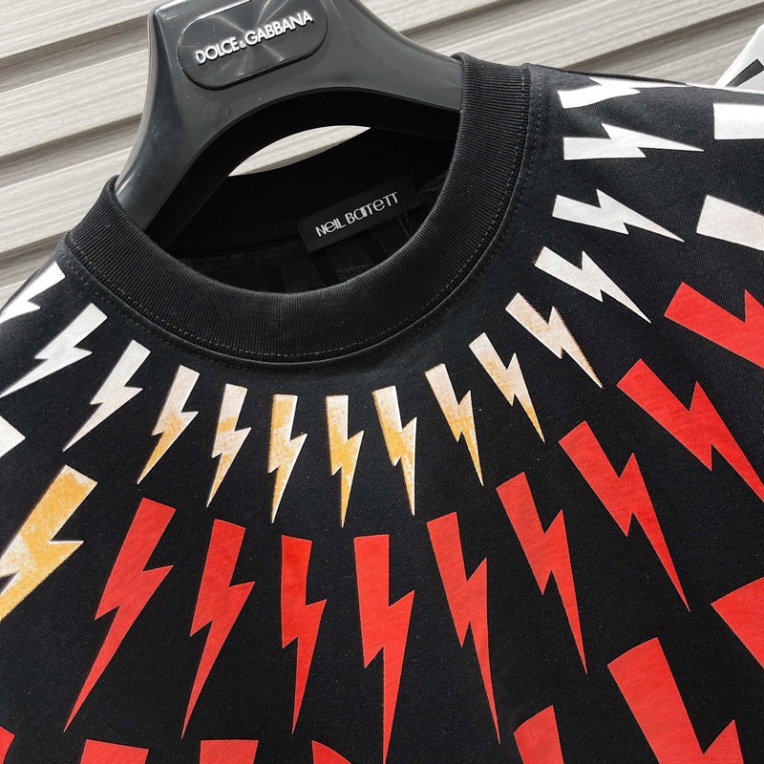 Áo Phông Nam Nữ In Hình Tia Sét Neil Barrett Đỏ Cam Trắng Quanh Cổ . Áo Thun Siêu Cấp Cháy Phố Cho Các Boy Phố 2023 M87