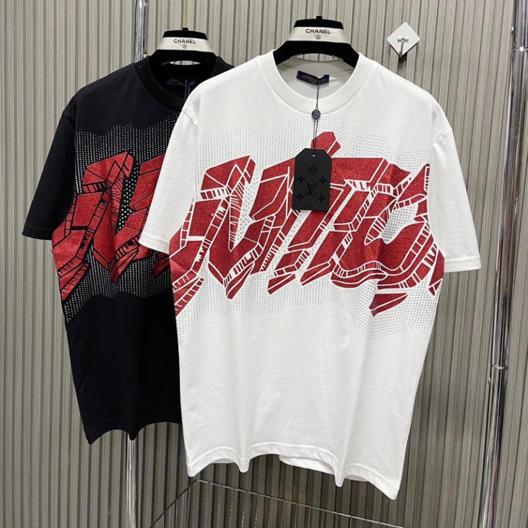 Áo Phông Nam Nữ In Chữ Eo Vì Chấm Loang Kim Tuyến Nhũ Đỏ Trước Ngực . Áo Cộc Tay Siêu Cấp Dành Cho Các Boy Phố Hót 2023