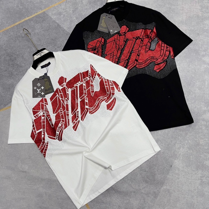 Áo Phông Nam Nữ In Chữ Eo Vì Chấm Loang Kim Tuyến Nhũ Đỏ Trước Ngực . Áo Cộc Tay Siêu Cấp Dành Cho Các Boy Phố Hót 2023