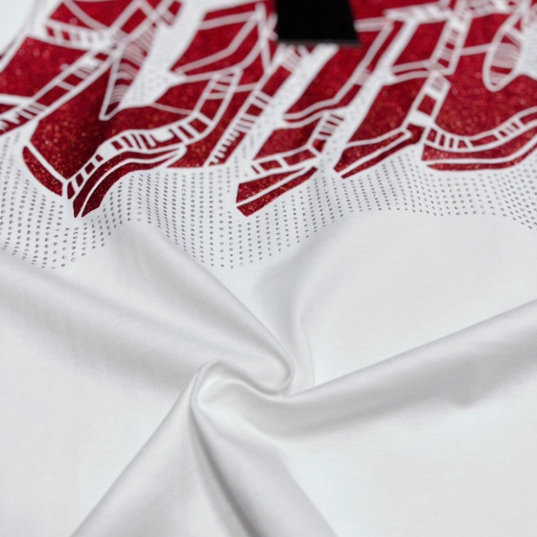 Áo Phông Nam Nữ In Chữ Eo Vì Chấm Loang Kim Tuyến Nhũ Đỏ Trước Ngực . Áo Cộc Tay Siêu Cấp Dành Cho Các Boy Phố Hót 2023