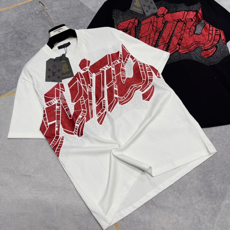 Áo Phông Nam Nữ In Chữ Eo Vì Chấm Loang Kim Tuyến Nhũ Đỏ Trước Ngực . Áo Cộc Tay Siêu Cấp Dành Cho Các Boy Phố Hót 2023