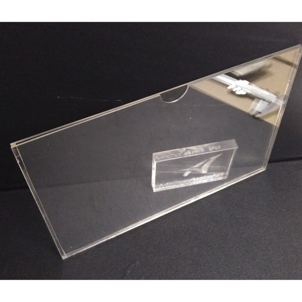 Kệ checklist mica trong dán tường