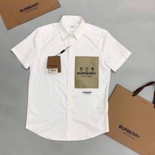 Áo sơmi Trắng Nam Nữ Burberry Cộc Tay In Mác Logo BBR Nâu Ngực Chất Vải Lụa Hàng Siêu Cấp Dành Cho Các Boy Phố Đi