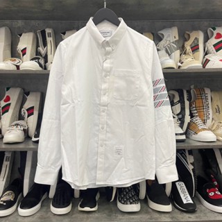Áo Sơmi Trắng Nam Dài Tay Thom Browne Thêu 4 Sọc Xám Thổ Cẩm Ống Tay Logo Bụng Vải Thô Hàng Cao Cấp Cho Các Boy Phố