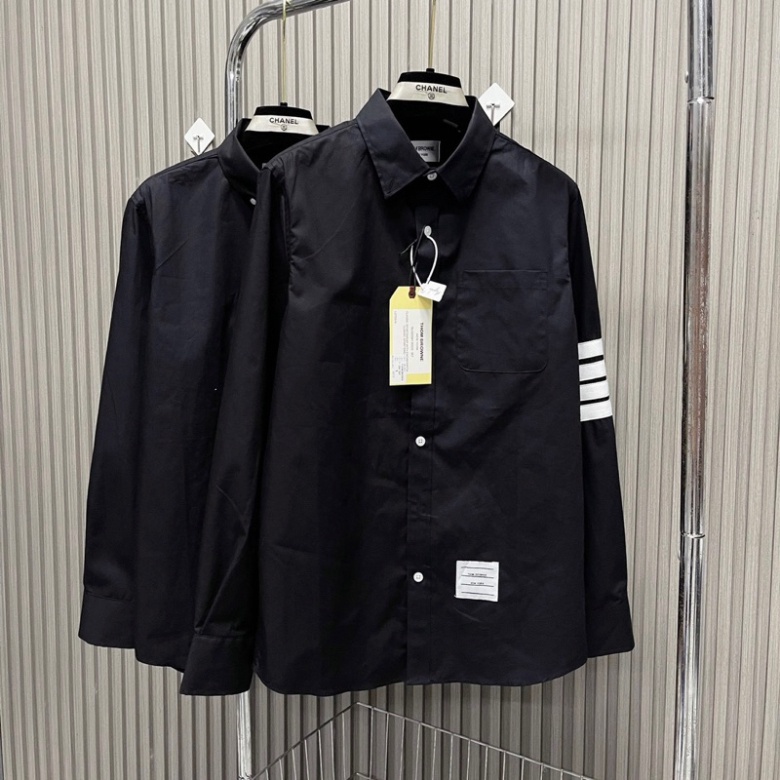 Áo SơMi Đen Nam Dài Tay Tho.me Vải Thô Thêu 4 Sọc Kẻ Trắng Tay Thêu Logo Chữ Bụng Hàng Siêu Cấp Hottrend 2023