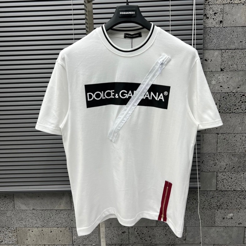 Áo Thun Nam Nữ In Vạch Chữ Dolce Phối Thêu Khoá Zip Chéo Ngực Dọc Bụng Cổ Bo . Áo Cộc Tay Siêu Cấp Cực Cho Các Boy Phố