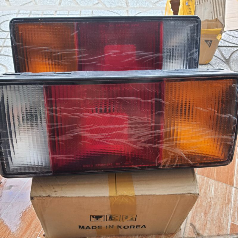 ĐÈN HẬU HUYNDAI 2T5/3T5/5T/8T/15T HÀNG KOREA GIÁ 1 CÁI