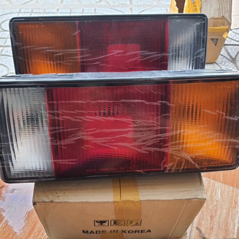 ĐÈN HẬU HUYNDAI 2T5/3T5/5T/8T/15T HÀNG KOREA GIÁ 1 CÁI