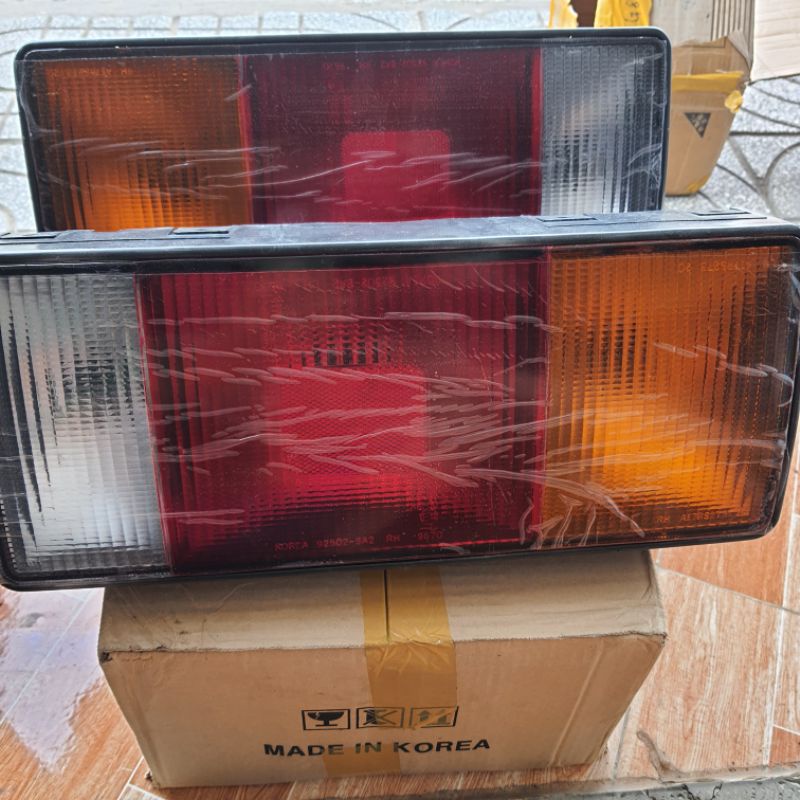 ĐÈN HẬU HUYNDAI 2T5/3T5/5T/8T/15T HÀNG KOREA GIÁ 1 CÁI