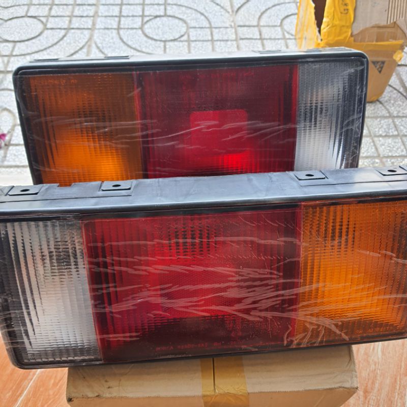 ĐÈN HẬU HUYNDAI 2T5/3T5/5T/8T/15T HÀNG KOREA GIÁ 1 CÁI
