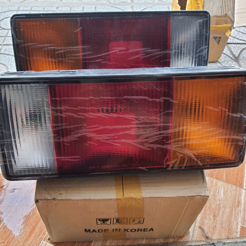 ĐÈN HẬU HUYNDAI 2T5/3T5/5T/8T/15T HÀNG KOREA GIÁ 1 CÁI
