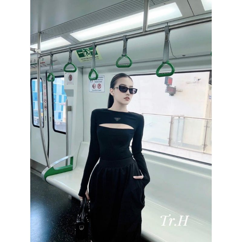 Áo thun khoét ngực prada xỏ ngón