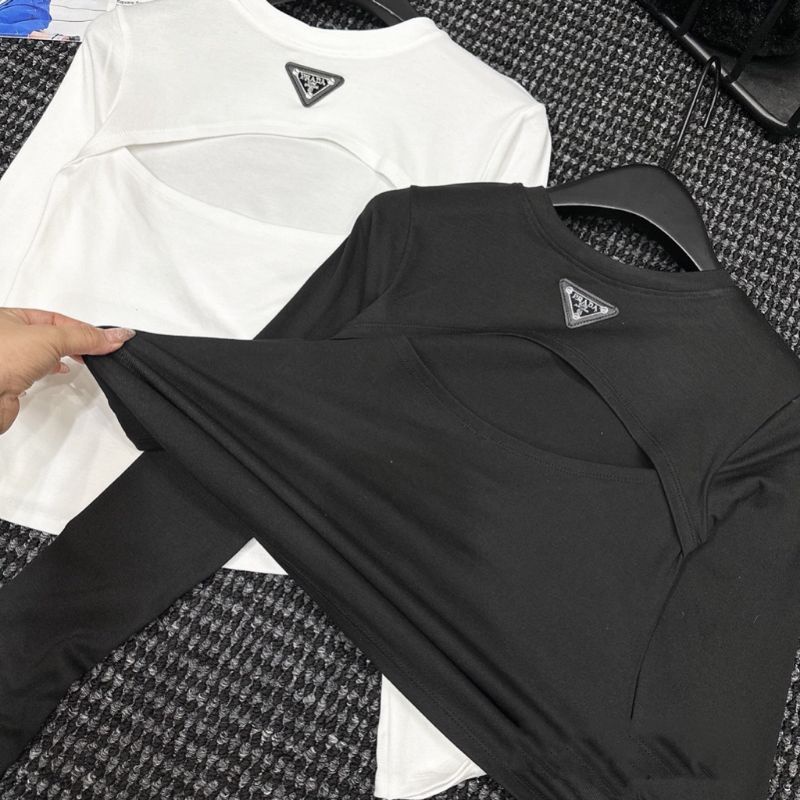 Áo thun khoét ngực prada xỏ ngón