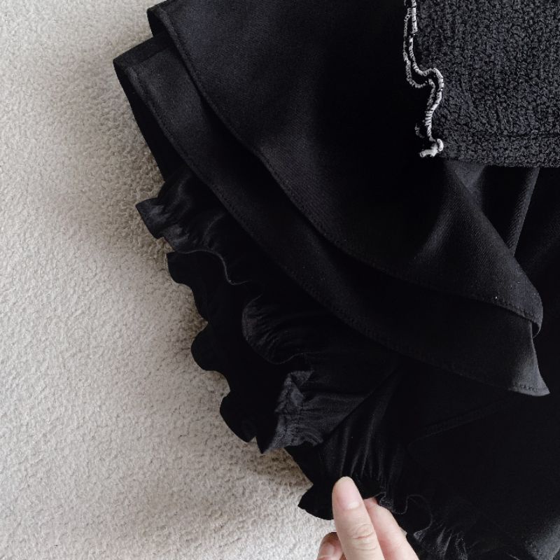 SET ÁO ĐEN LỆCH VAI VIỀN REN TAG HOA TAY +  CHÂN VÁY