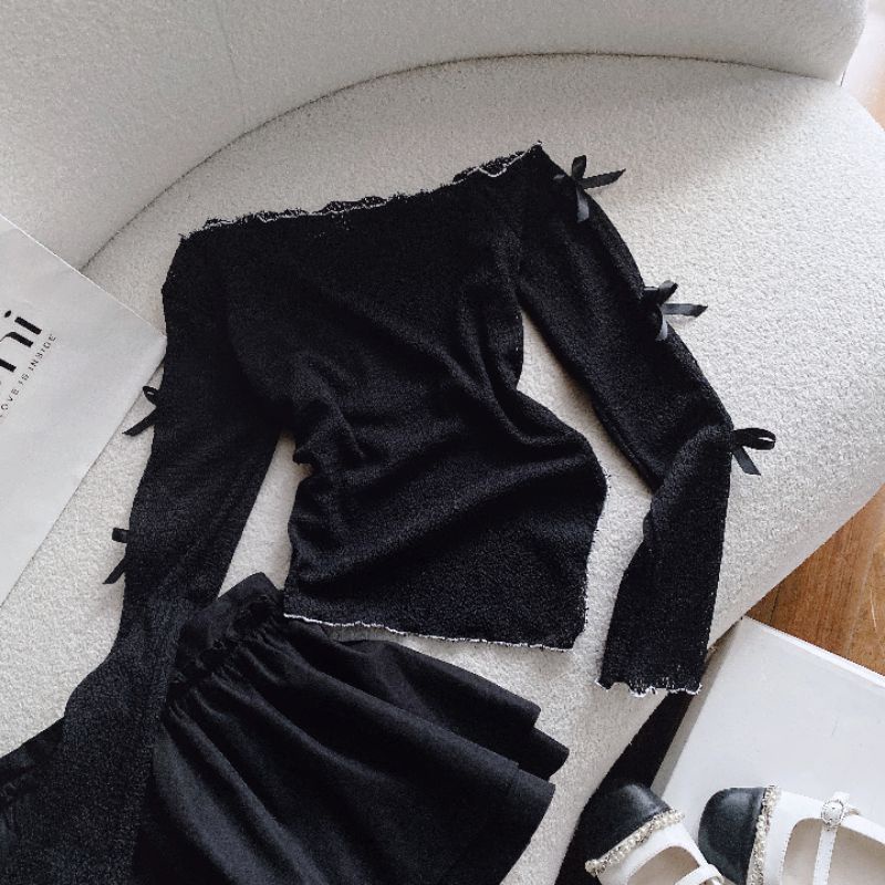 SET ÁO ĐEN LỆCH VAI VIỀN REN TAG HOA TAY +  CHÂN VÁY