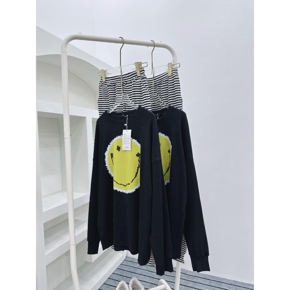 Set Bộ Đồ Nữ Mùa Đông Áo Thun Dài Tay Màu Đen Mặt Cười Vàng To Mix Quần Kẻ Caro Suông Dài Freesize